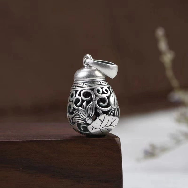 Hollow S925 Silver Portable Aromatherapy Ball Sachet Pendant Retro Style Fashion Temperament Can Be Opened and Worn To Diffuse Incense Balls