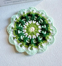Load image into Gallery viewer, Hand-crocheted Small Daisy Coasters, Anti-scalding and Heat-insulating Cushions, Wool Coasters, Gifts for Girlfriends, Flower Slices in Large Quantities