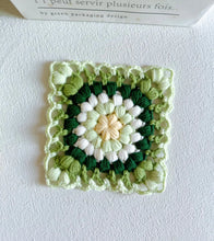Load image into Gallery viewer, Hand-crocheted Small Daisy Coasters, Anti-scalding and Heat-insulating Cushions, Wool Coasters, Gifts for Girlfriends, Flower Slices in Large Quantities