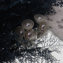 Load image into Gallery viewer, The texture of the stud earrings touched my pearl-like earrings