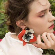 Load image into Gallery viewer, Elegant Leather Flower Earrings